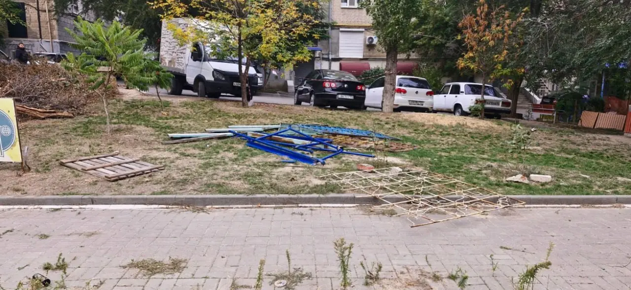Разрушение площадки вызвало резонанс: горожане требуют разъяснений от администрации и обсуждения плана на место.
