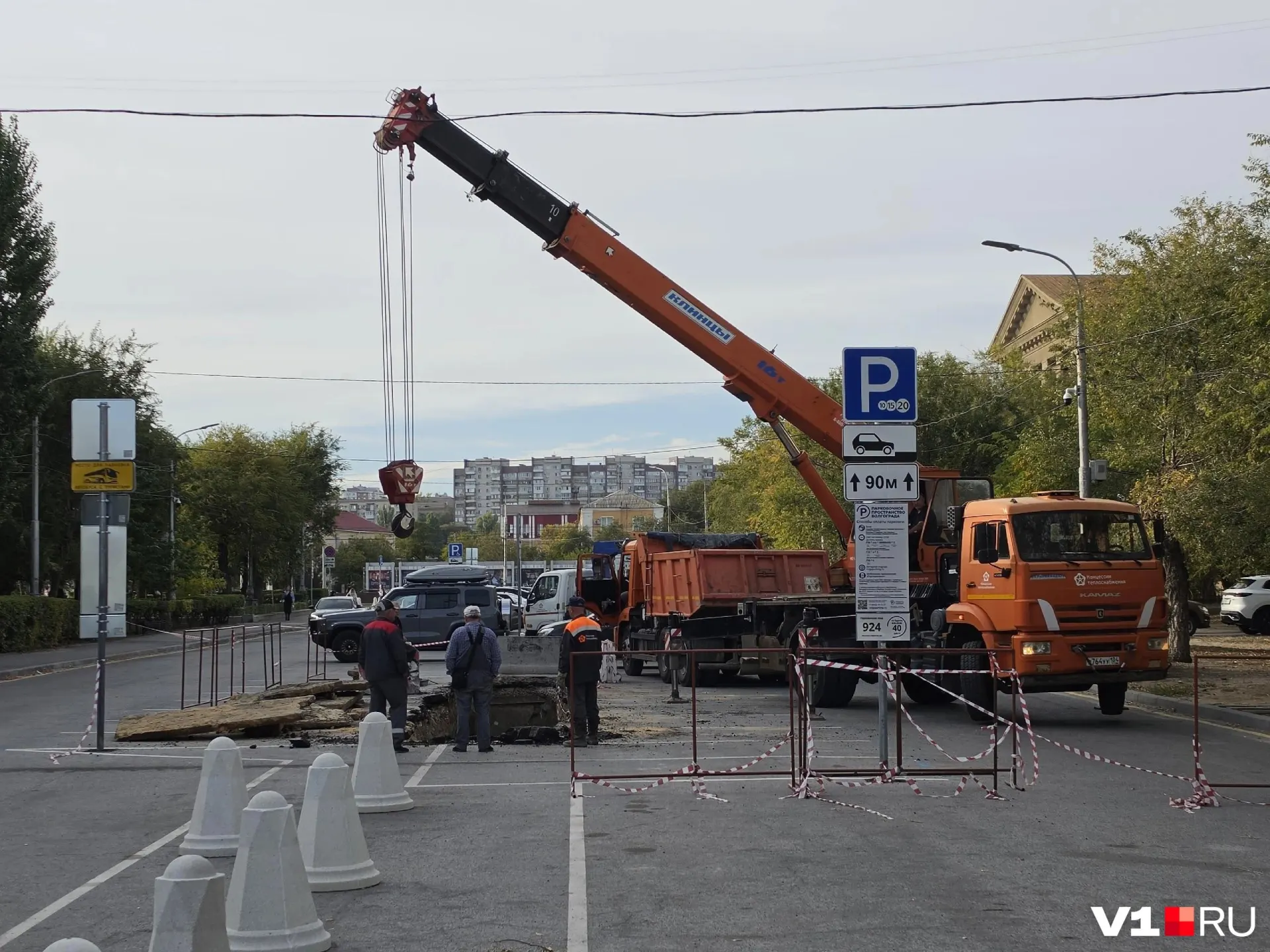 На участке проходят восстановительные работы тепловой сети; сроки проведения работ не названы; подачу тепла в близлежащие дома не отключали.
