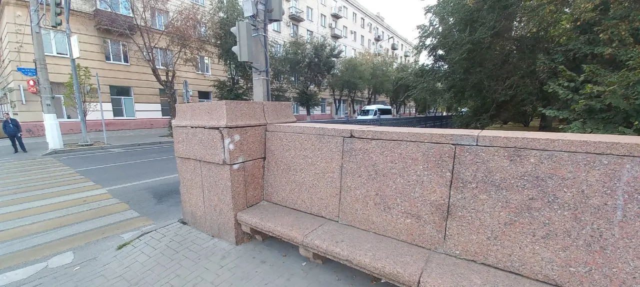 Администрация города сообщила о планах ремонта бульварной части проспекта Ленина на участке пересечения с улицей 13-й Гвардейской; сроки работ пока не названы.