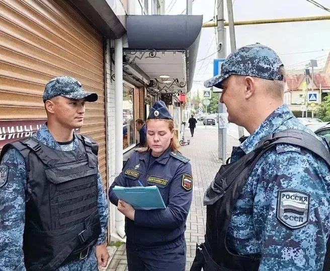 В Сочи незаконные объекты были снесены, владелица отказалась убрать их своими силами. За нарушение ей выписали штраф и запрет на выезд за границу.