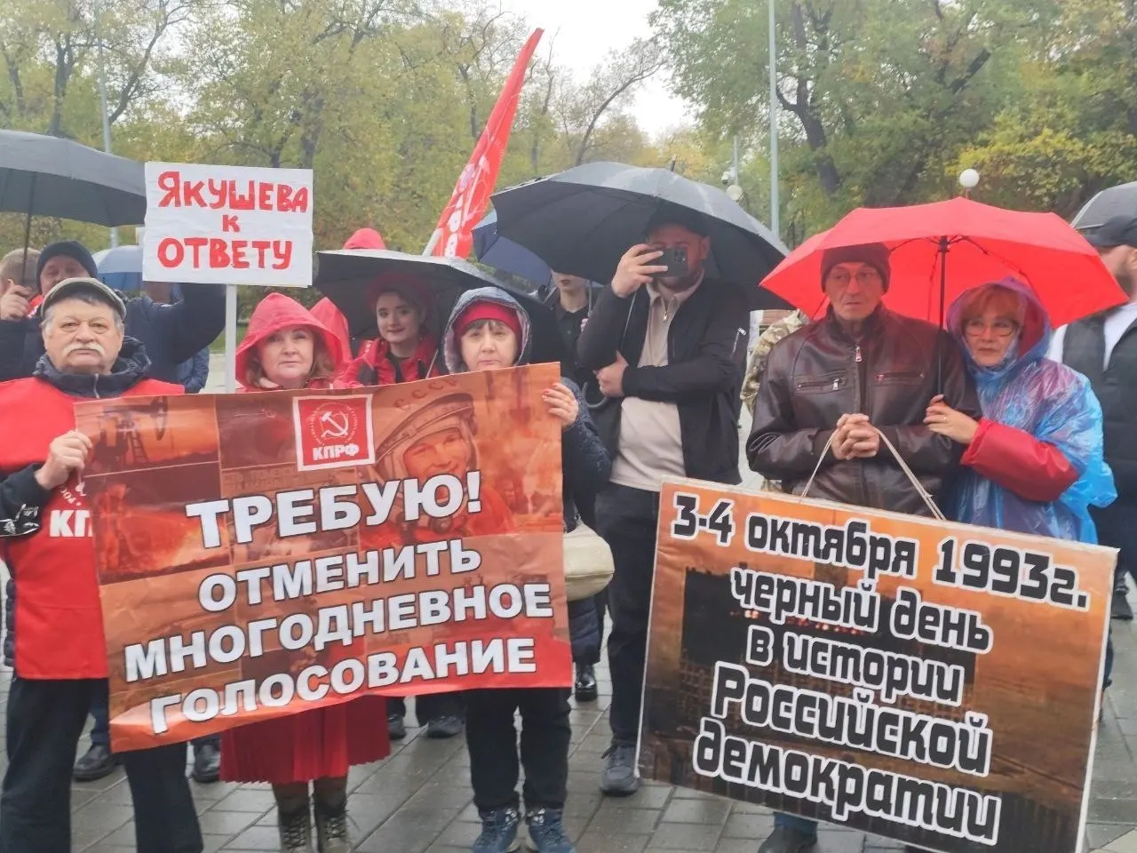 Более ста человек собрались на митинге в Комсомольском сквере; участники требовали честных выборов и отмены многодневного голосования.