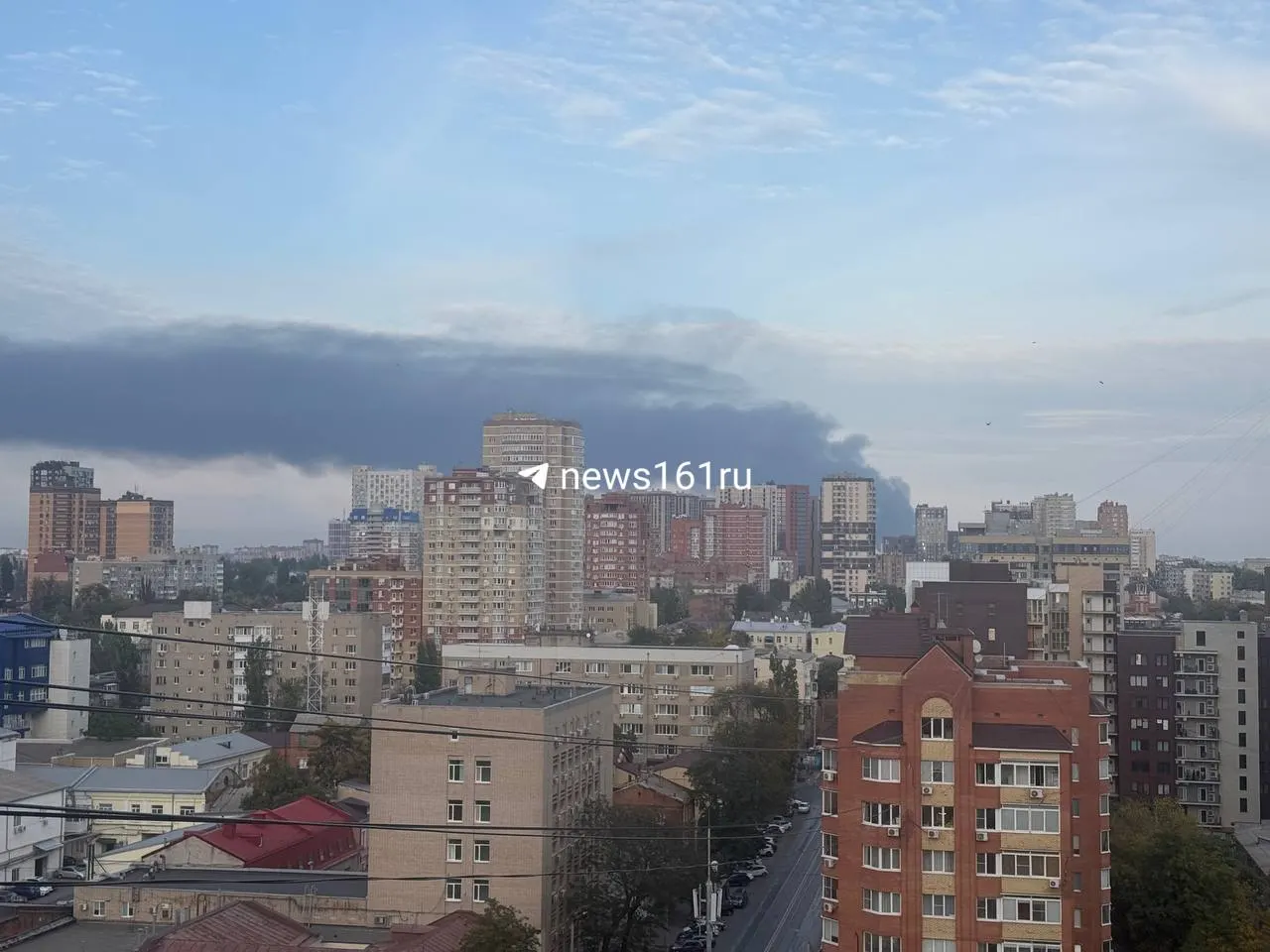 Пожар на складе металлургического предприятия в Аксае, Ростовская область, стал крупным: площадь возгорания — около 6000 кв. метров. Пострадавших нет; водоснабжение близлежащих домов временно прекращено.